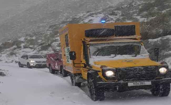 تحرير سيارتين علقتا وسط الثلوج بتيكجدة بالبويرة