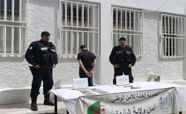 توقيف ثلاثيني يحترف النصب على المواطنين بإستعمال شبكة التواصل الاجتماعي بالبليدة