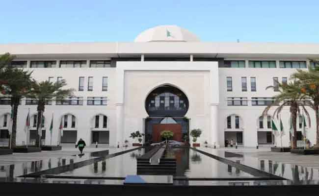 وزارة الخارجية تؤكد أن التكفل بتكاليف نقل الجثامين المتوفين بالخارج نحو الجزائر يكون على عاتق الدولة