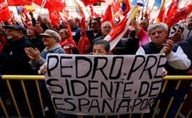 تظاهرة في مدريد لحضّ رئيس الوزراء سانشيز على عدم الاستقالة