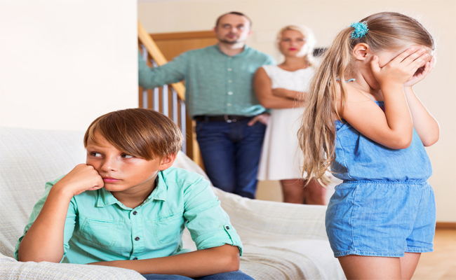 عبارات لا تقوليها لزوجك أمام طفلك وأسئلة تجنبيها أمام ابنتك