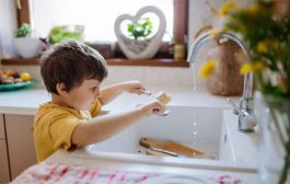 خطوات تعليم الطفل غسيل الأطباق في المطبخ...كيف أقنعه بها؟