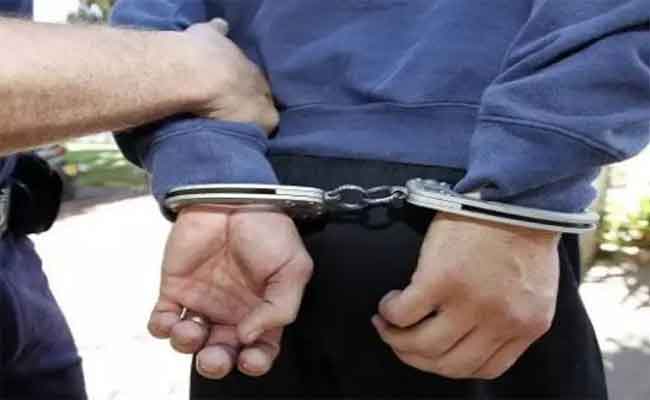 الإطاحة بشخصين سلبا شخصا مليار و78 مليونا بالمدية