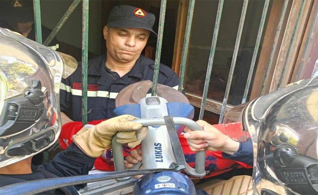 انقاذ طفل علق بقضبان حديدية لنافذة مسكن بالشلف