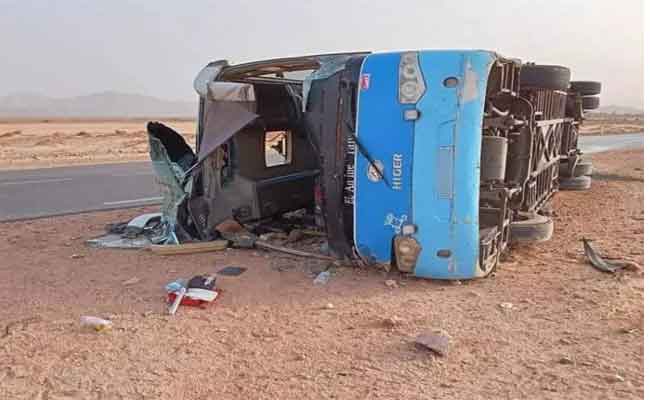 انقلاب حافلة يخلف 21 مصابا بالنعامة