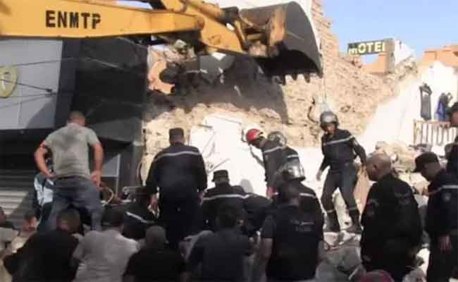 التحقيقات في انهيار منزل خلف مقتل سيدة وإصابة زوجها وولديها ببوسعادة