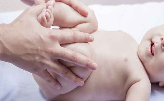 كيف تساعدين الرضيع لإخراج الغازات من بطنه؟