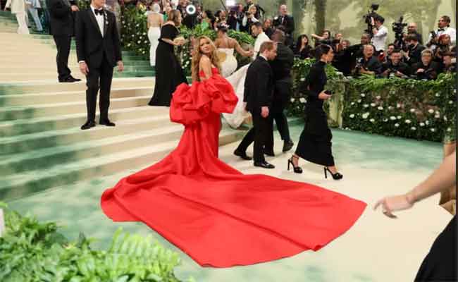 ميت غالا 2024 : شاكيرا تشارك للمرة الأول في الحفل وتخطف الأنفاس بالأحمر