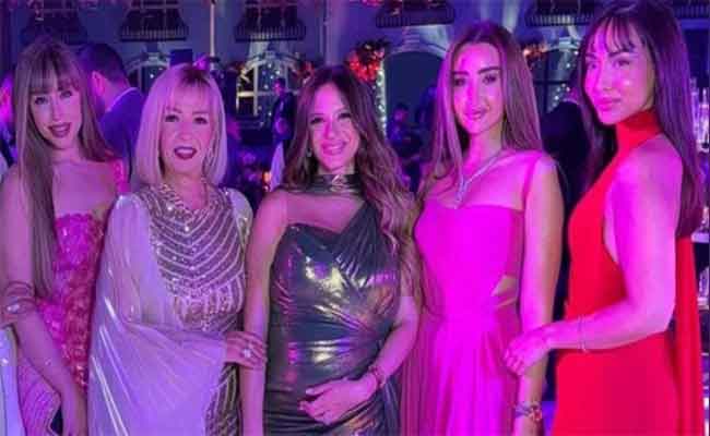 والدة هنا الزاهد تخطف الأنظار رفقة بناتها والجمهور: والدتهم أم أختهم؟