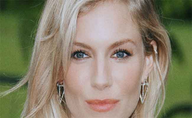 سيينا ميلر على سجادة مهرجان كان الحمراء مع ابنتها في عرض Horizon: An American Saga