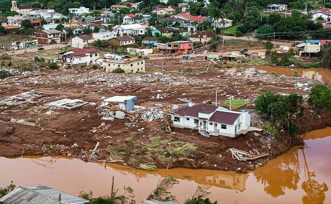ارتفاع حصيلة ضحايا فيضانات برازيل إلى 43 قتيلًا