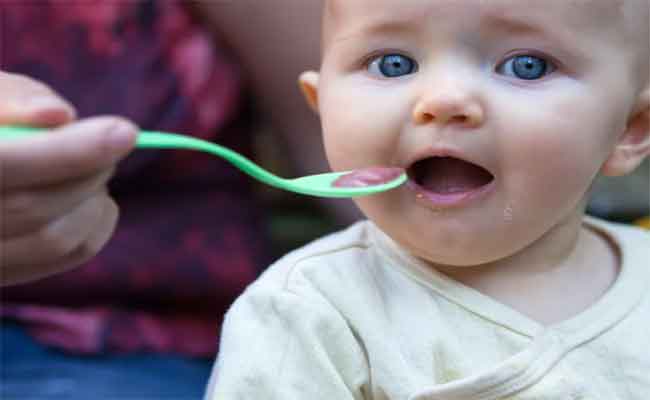 الوقت المثالي لتقديم الطعام الصلب للرضع…في الشهر الرابع أم السادس!