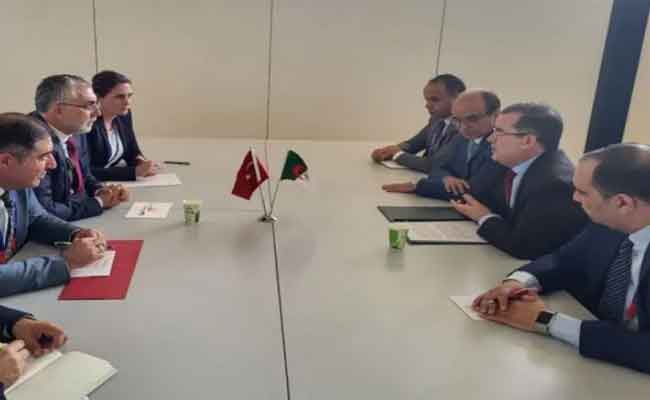 بن طالب يجري محادثات ثنائية مع نظيره التركي بجنيف