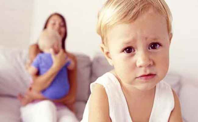 خطوات تعالجين بها غيرة طفلك من المولود الجديد…وطرق للتوفيق بينهما