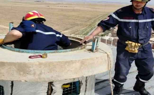 إخراج 3 أشخاص علقوا داخل خزان بأم البواقي