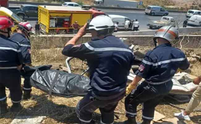 انقلاب شاحنة يخلف مصرع شخصين بالبويرة