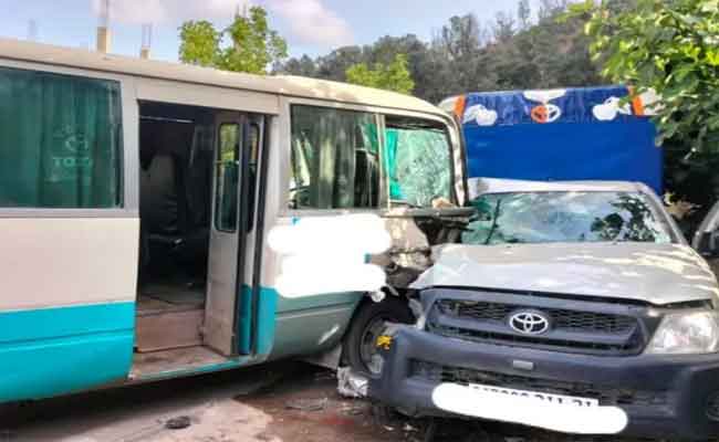 اصطدام حافلة بسيارة يخلف إصابة 10 أشخاص بسكيكدة