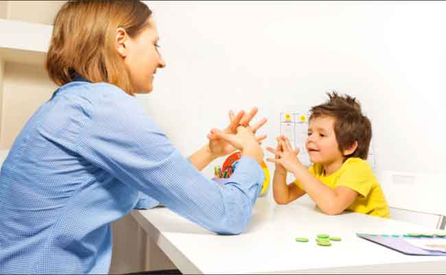 كيف أعرف أن طفلي مصاب بالتوحد؟ وكيف أتصرف؟