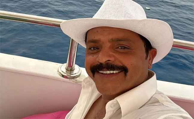 تركي آل الشيخ يروج لفيلم محمد هنيدي الجديد الإسترليني