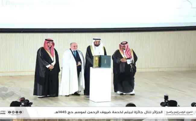 تتويج الجزائر بالجائزة الأولى “لبيّتُم” للتميز في فئة مكاتب شؤون الحج