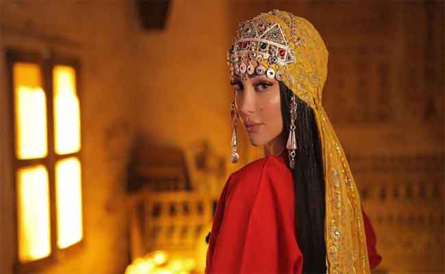 تسبح وسط الدلافين…إجازة صيفية على طريقة بسمة بوسيل وأبنائها