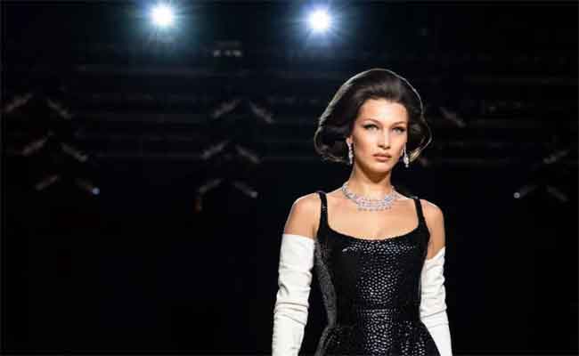 العيون على إطلالات بيلا حديد…الدمية الهاربة من عالم وردي