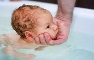 فوائد الاستحمام للطفل الرضيع...وأشياء تجنبيها لتخفيف البكاء