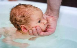 فوائد الاستحمام للطفل الرضيع...وأشياء تجنبيها لتخفيف البكاء