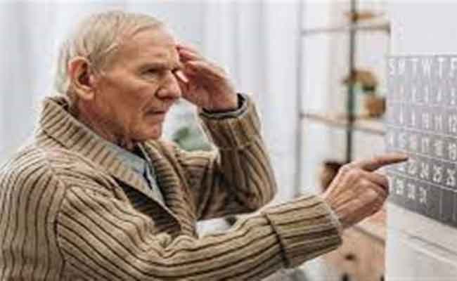 علماء يكتشفون…تغيّر طفيف يحدث بالكلام قبل الإصابة بالخرف