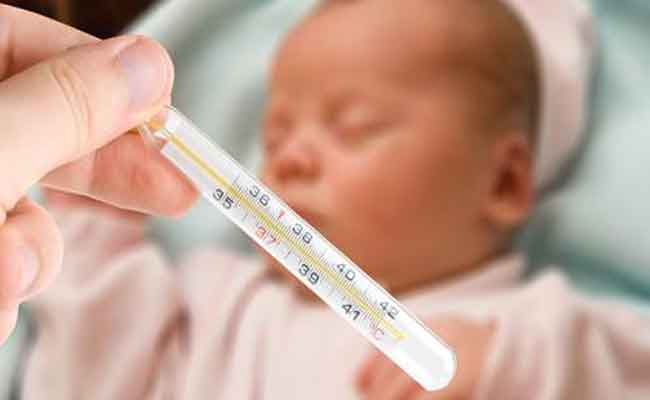 أسباب ارتفاع درجة حرارة الطفل غير الواضحة…وطرق علاجها