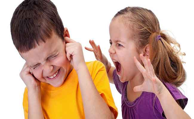 كيف تتعاملين لفض الشجار بين أطفالك؟ ونصائح لكلا الطرفين