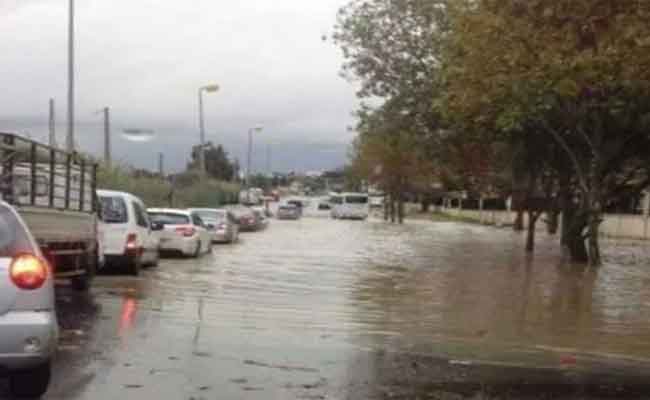 الأمطار تتسبب في غلق طرقات ومحاور وسيارات محصورة منازل مغمورة بالمياه