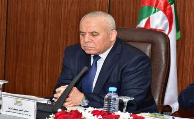 شرفة يجري حركة جزئية في قطاعه