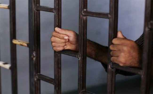 حبس 26 متهما تورطوا في قضية شراء توقيعات الناخبين للترشح للرئاسيات