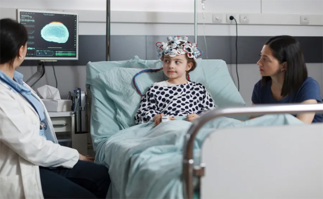 تعرفي كيف تكتشفين إصابة طفلك بالتهاب الدماغ