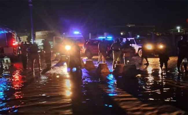 إنقاذ 10 أشخاص حوصروا بمجرى وادي تامنغست