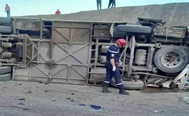 انقلاب حافلة يخلف قتيلا و34 جريحا ببرج بوعريريج