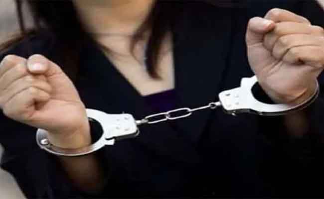 الإطاحة بامرأة تحترف النصب بانتحال صفة مسؤولة بشركة وطنية بتبسة