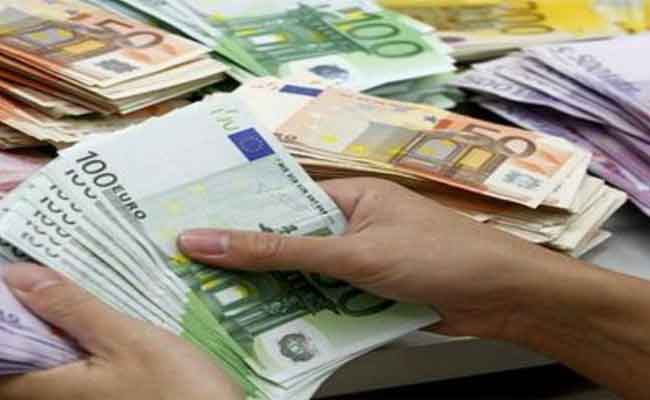 صدور قرار تحديد كيفيات التصريح بالعملة من طرف المسافرين