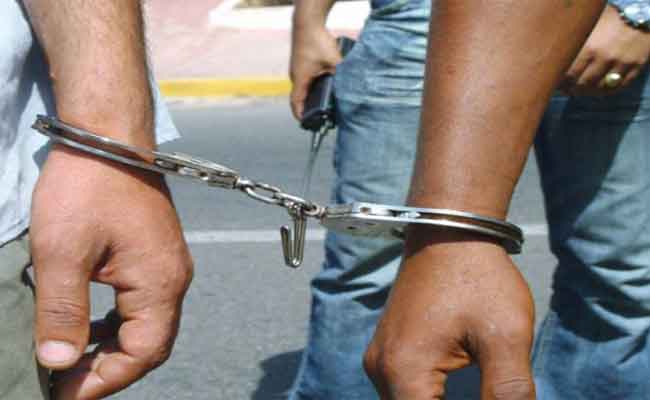 تفكيك عصابة إجرامية تحترف تجارة الأسلحة البيضاء المحظورة والصواعق الكهربائية بالطارف