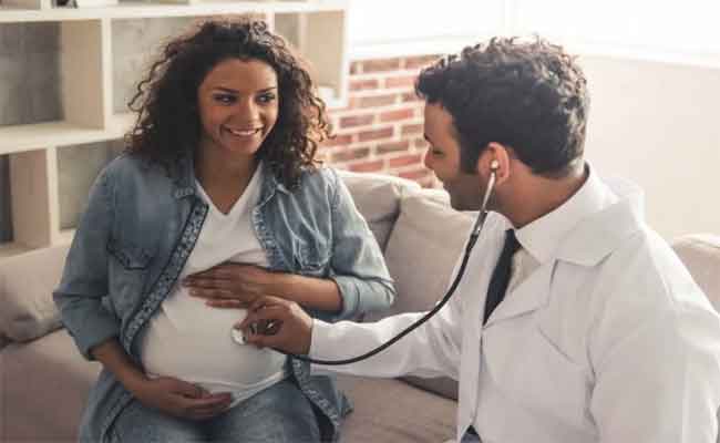 هل ألم أعلى المعدة أمر طبيعي للحامل؟ ومتى تحتاج لزيارة الطبيب؟