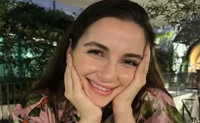 شام الذهبي تمارس الرياضة وهي تحمل ابنتها الرضيعة