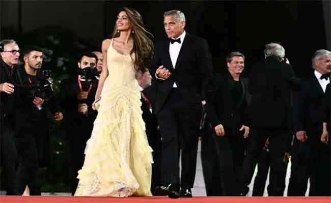 براد بيت مع صديقته وجورج كلوني يمازح المصوريين في السجادة الحمراء لفيلم Wolfs…