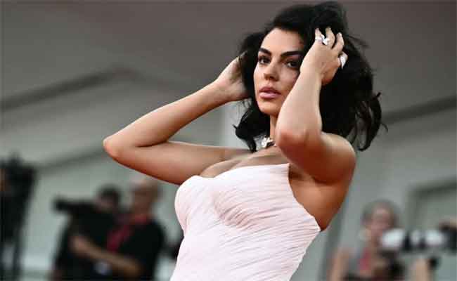 على هامش مهرجان فينيسيا السينمائي: جورجينا رودريغيز بالأبيض على السجادة الحمراء لحفل توزيع جوائز “ديفا إي دونا”