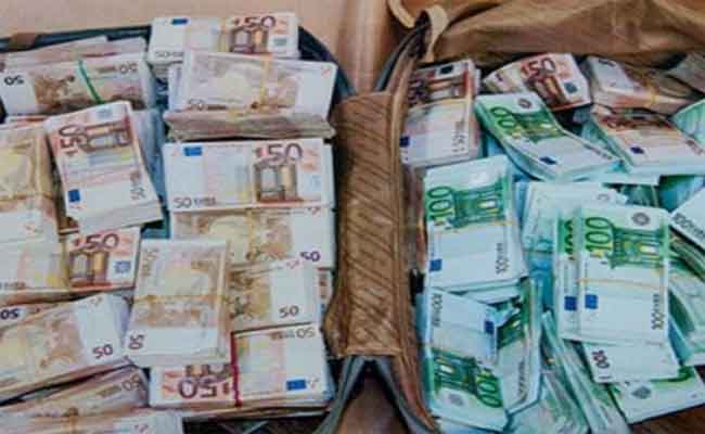 الإطاحة بشبكة إجرامية تحترف تزوير الأوراق النقود بغليزان