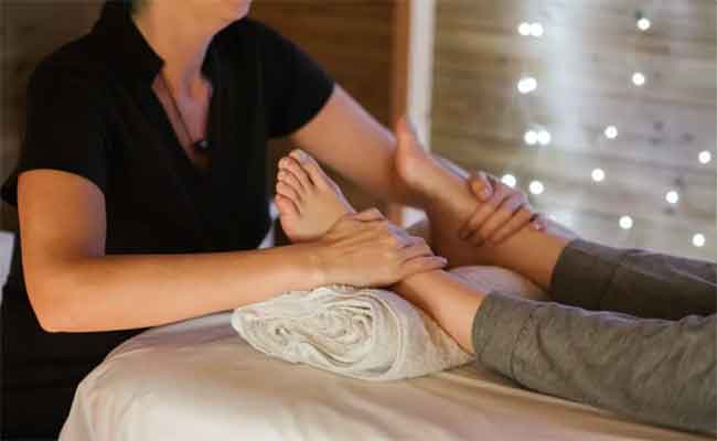 فوائد تدليك الأنسجة العميقة على قدر من الأهمية وفق اختصاصية