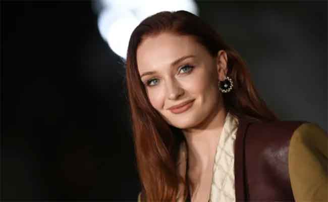 بعد انفصالها عن جو جوناس…صوفي تيرنر تتحدث عن معاناتها مع تجربة تربية أطفالها بدون أب