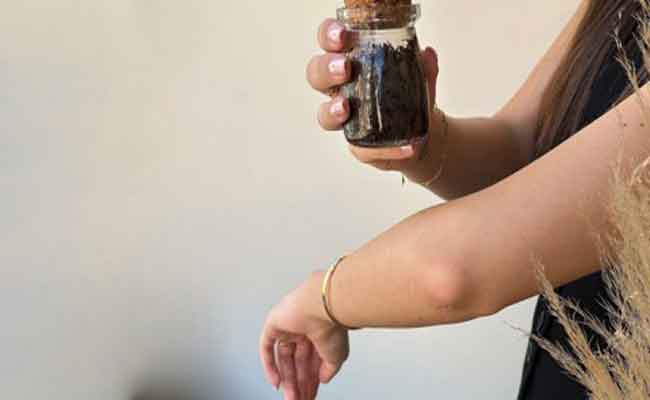 تجربتي مع سكراب القهوة والسكر لتفتيح الأكواع: خلطة ورثتها عن جدّتي