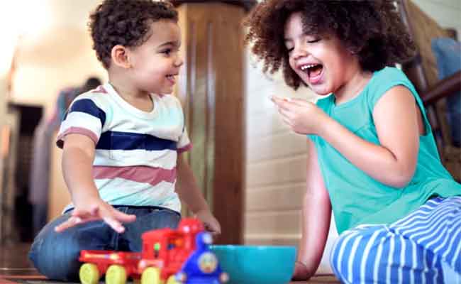 ألعاب بسيطة تعزز الفرح والابتسامات بين الأطفال…