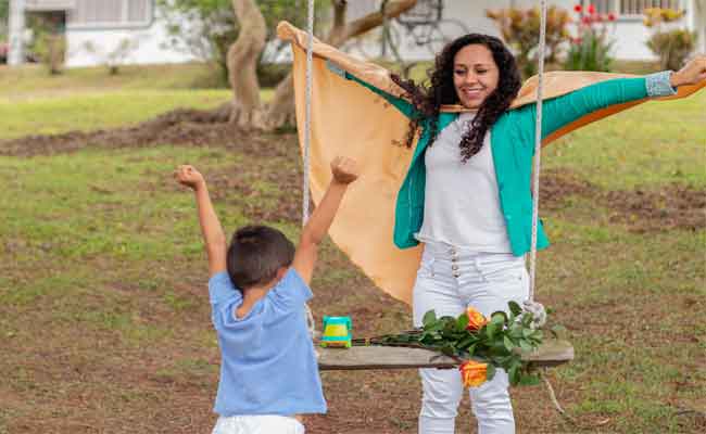 تجارب الأمهات في إسعاد أطفالهن من دون إعطائهم المال أو الألعاب